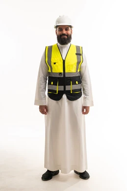 مهندس سعودي بمارس عمله بسترة السلامة والخوذة