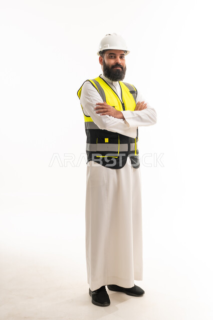 مهندس سعودي بالثوب وخوذة السلامة المهنية
