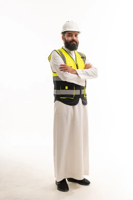 مهندس سعودي بالثوب وخوذة السلامة المهنية