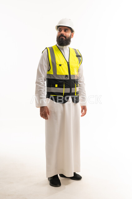 مهندس سعودي بالثوب وخوذة السلامة خلفية بيضاء