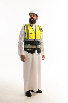 مهندس سعودي بالثوب وخوذة السلامة خلفية بيضاء