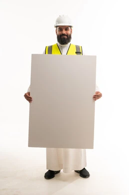مهندس سعودي بالثوب يحمل لوحة إعلانية فارغة