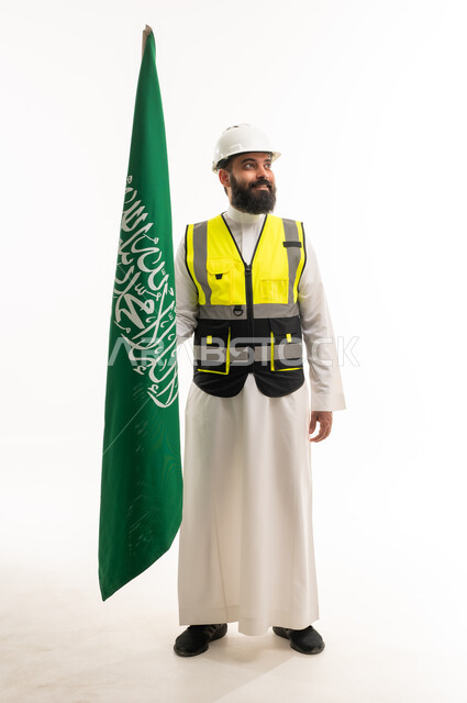 مهندس سعودي بالثوب يحمل علم المملكة العربية السعودية