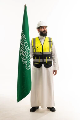 مهندس سعودي بالثوب يحمل علم المملكة العربية السعودية