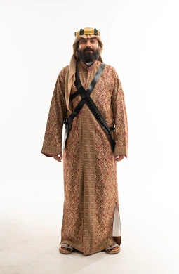رجل سعودي بالزي التقليدي التراثي والمجناد