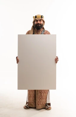 رجل سعودي بالزي التراثي يحمل لوحة بيضاء فارغة