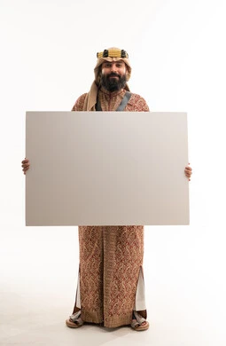 رجل إماراتي بالزي التقليدي يحمل لوحة بيضاء