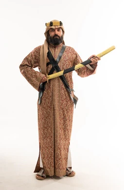 رجل سعودي بزي العرضة التقليدي مع السيف