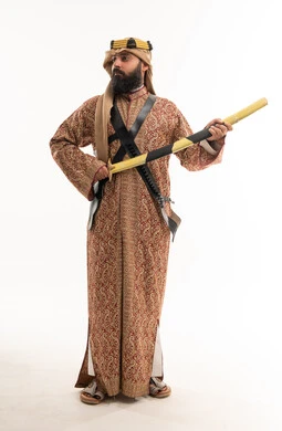 رجل سعودي بالزي التراثي التقليدي يحمل سيفاً
