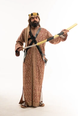 رجل سعودي بالزي الشعبي التقليدي مع السيف