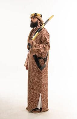 رجل سعودي بزي العرضة التقليدي يحمل السيف