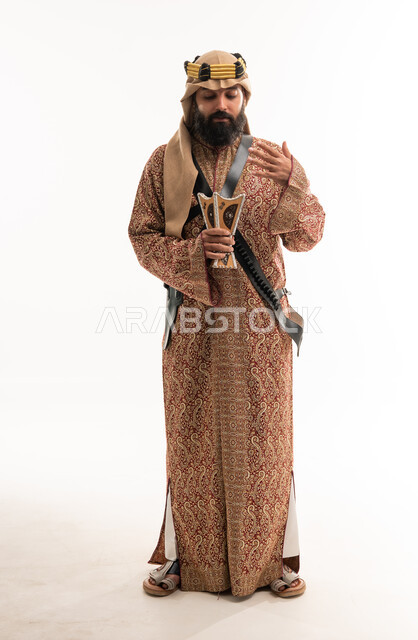 رجل سعودي بزي العرضة النجدية التقليدي مع مبخرة