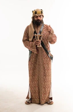 رجل سعودي بزي العرضة النجدية التقليدي مع مبخرة