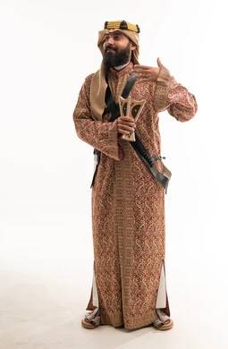 رجل سعودي بملابس رقصة العرضة الشعبية التقليدية