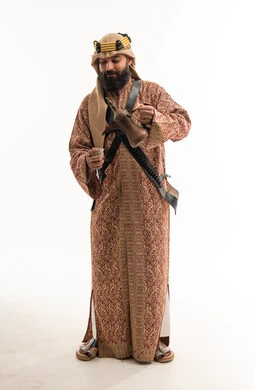 رجل سعودي بالزي التقليدي يصب القهوة العربية