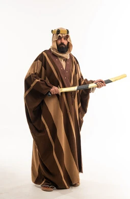 رجل سعودي بالزي التقليدي يحمل سيفاً عربياً