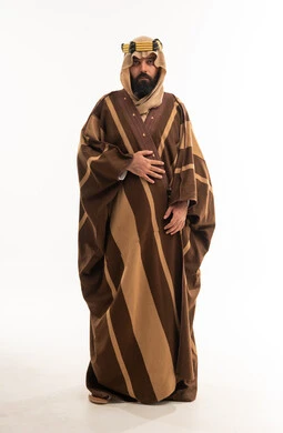 رجل سعودي بالزي الشتوي التقليدي والفروة