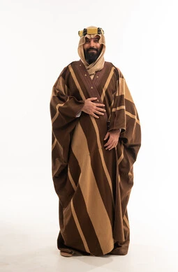 رجل سعودي يرتدي الفروة الشتوية التقليدية بخلفية بيضاء