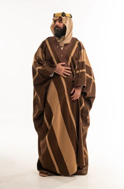 رجل سعودي يرتدي مشلح شتوي تقليدي بني