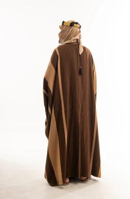 رجل سعودي بالبشت الشتوي البني من الخلف