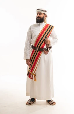 رجل عُماني بالزي التقليدي الوطني مع الخنجر