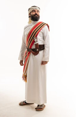 رجل سعودي بالزي التقليدي للمنطقة الجنوبية