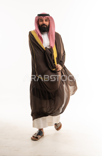 رجل سعودي بالثوب التقليدي والبشت يمشي
