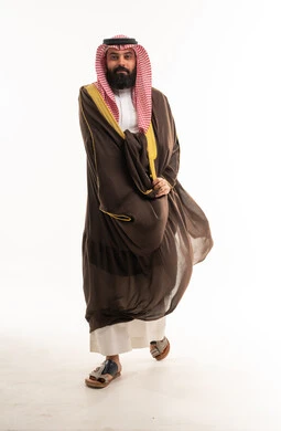 رجل سعودي بالثوب التقليدي والبشت يمشي