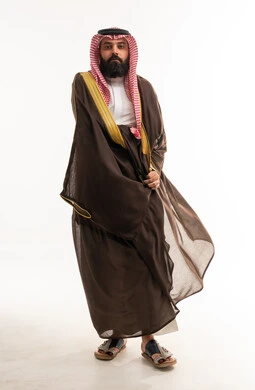 رجل سعودي بالبشت البني التقليدي والشماغ