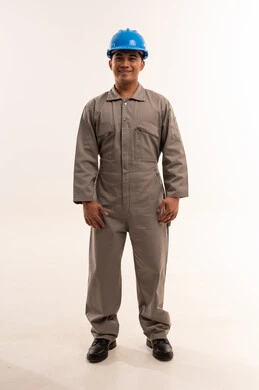 فني آسيوي ببدلة عمل رمادية وخوذة زرقاء