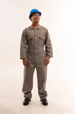 عامل آسيوي بزي العمل وخوذة السلامة الزرقاء