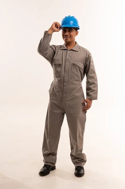 عامل آسيوي بزي العمل الرسمي وخوذة الأمان الزرقاء