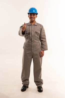 عامل بناء آسيوي يرتدي خوذة زرقاء وإشارة الإبهام