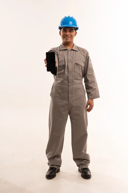 عامل صناعي آسيوي يحمل هاتفاً ذكياً بخلفية بيضاء