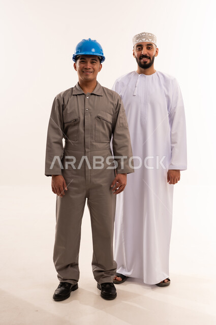 رجل عماني وعامل آسيوي في استوديو تصوير