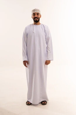 رجل عماني بالزي التقليدي الدشداشة والكمة
