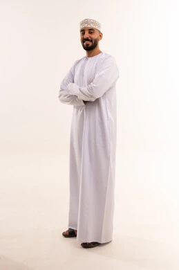 رجل عماني بالزي التقليدي الدشداشة والكمة