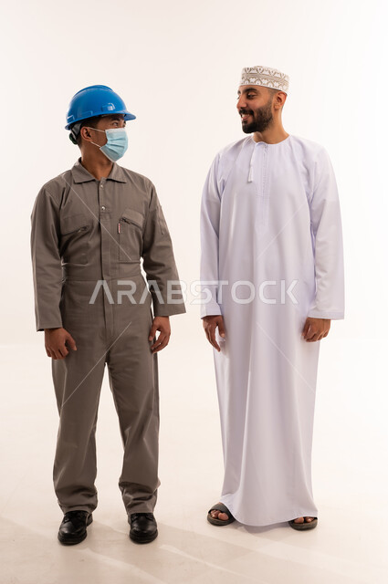 رجل أعمال عماني وفني بخلفية بيضاء