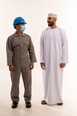 رجل أعمال عماني وفني بخلفية بيضاء