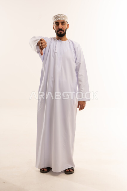رجل عماني بالزي التقليدي يشير بعلامة الرفض