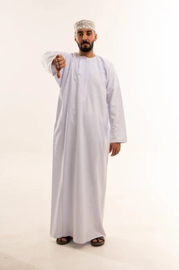 رجل عماني بالزي التقليدي يشير بعلامة الرفض