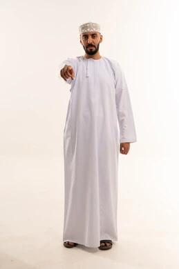 رجل عماني بالزي التقليدي يشير بإصبعه للأمام