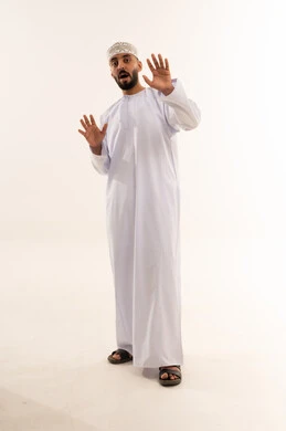 رجل عماني بالزي التقليدي مع تعبير وجه مندهش