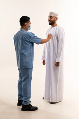 فحص طبي لرجل عماني يرتدي الزي التقليدي