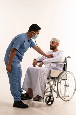 فحص طبي لمريض عماني على كرسي متحرك