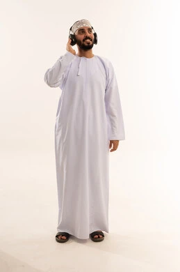 رجل عماني يرتدي سماعات رأس في استوديو