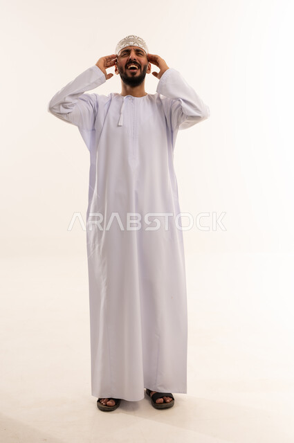 رجل عماني بالزي التقليدي الدشداشة والكمة
