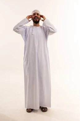 رجل عماني بالزي التقليدي الدشداشة والكمة