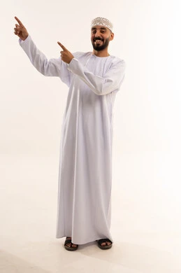 رجل عماني بالزي التقليدي يشير بيده خلفية بيضاء