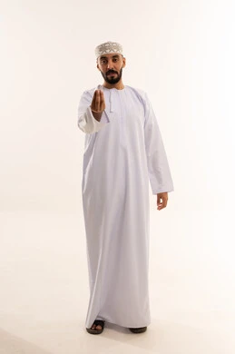 رجل عماني بالزي التقليدي الدشداشة والكمة